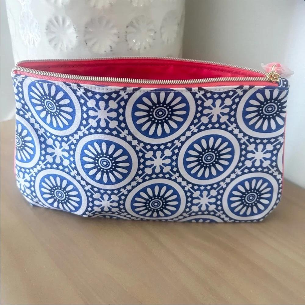 Estée Lauder Blue and White Patterned Women's Cosmetic Bag